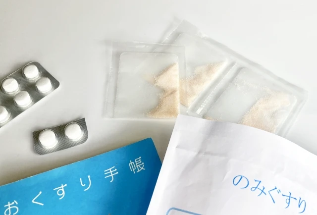 お薬は院外処方箋になります。かかりつけ薬局などへ処方箋をお持ちください。宅配サービス（薬剤師による訪問薬剤指導または居宅療養管理指導）をご利用することもできます。